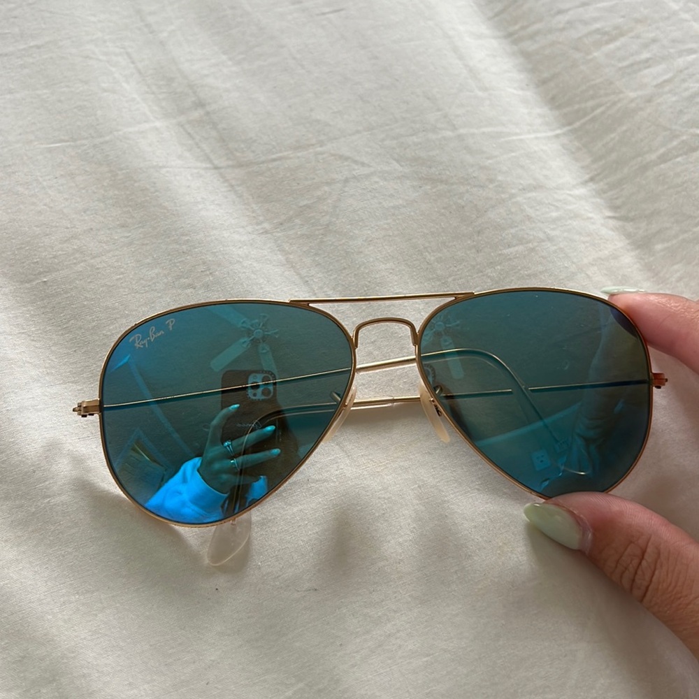 Aviator raybans!!